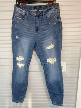 Judy Blue Women's Distressed Slim Jeans in Medium Blue with Floral Patch